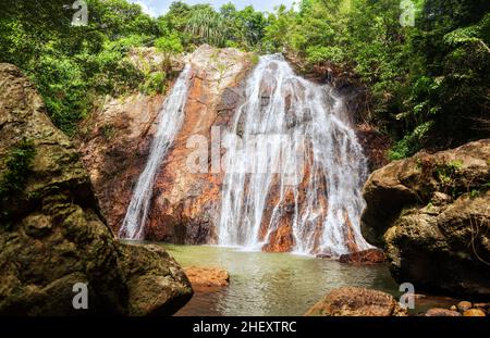 Na Muang cascata Koh Samui Isola Thailandia, Namuang cascata, cascata acqua caduta, paesaggio di rocce di montagna, foresta tropicale giungla, viaggi Foto Stock