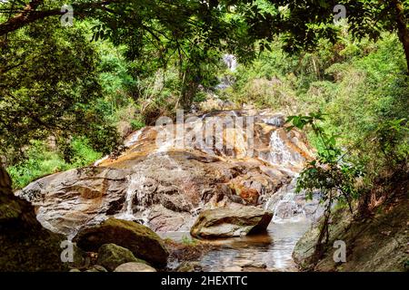 Na Muang cascata Koh Samui Isola Thailandia, Namuang cascata, cascata acqua caduta, paesaggio di rocce di montagna, foresta tropicale giungla, viaggi Foto Stock