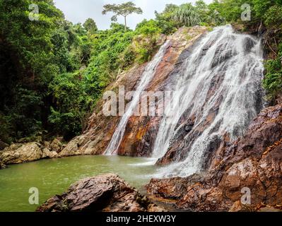 Na Muang cascata Koh Samui Isola Thailandia, Namuang cascata, cascata acqua caduta, paesaggio di rocce di montagna, foresta tropicale giungla, viaggi Foto Stock