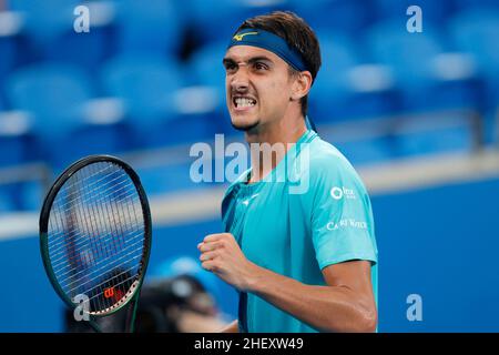 Sydney, Australia, 13 gennaio 2022. Sydney, Australia. 13th Jan 2022. Lorenzo Sonego d'Italia reagisce contro Aslan Caratsego della Russia durante la Quarter Final Match al Sydney Tennis Classic 2022 presso il Sydney Olympic Park Tennis Center di Sydney, Australia, il 13 gennaio 2022. Foto di Peter Dovgan. Solo per uso editoriale, licenza richiesta per uso commerciale. Nessun utilizzo nelle scommesse, nei giochi o nelle pubblicazioni di un singolo club/campionato/giocatore. Credit: UK Sports Pics Ltd/Alamy Live News Foto Stock