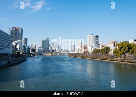 Osaka, Giappone - Gennaio 03 2022- Vista del Fiume Okawa (Fiume Kyu-Yodo) dal Ponte Tenma (Tenmabashi) a Chuo-ku, Osaka, Giappone. Foto Stock