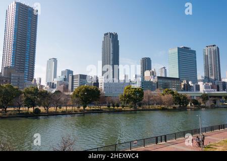 Osaka, Giappone - Gennaio 03 2022- Vista del Fiume Okawa (Fiume Kyu-Yodo) dal Ponte Tenjin (Tenjinbashi) a Nakanoshima, Kita-ku, Osaka, Giappone. Foto Stock