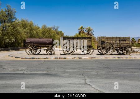 Vecchio carro all'ingresso del Furnance Creek Ranch nel mezzo della Valle della morte, con questi carri i primi uomini attraversarono la valle della morte nel Foto Stock