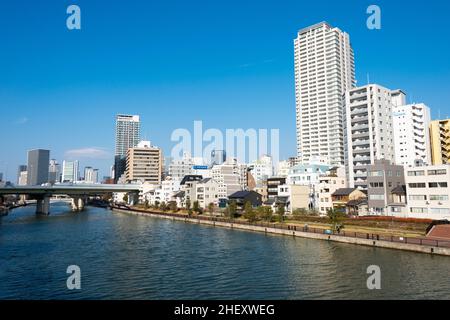 Osaka, Giappone - Gennaio 03 2022- Vista del Fiume Okawa (Fiume Kyu-Yodo) dal Ponte Tenjin (Tenjinbashi) a Nakanoshima, Kita-ku, Osaka, Giappone. Foto Stock