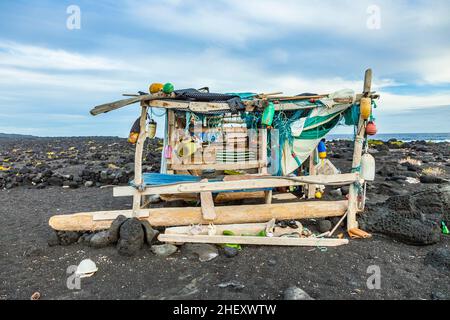 Rifugio di pescatori abbandonati sulla spiaggia nel parco nazionale di Timanfaya Foto Stock