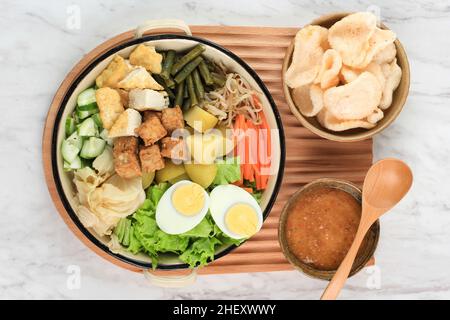 Gado gado indonesiano, insalata di verdure con salsa di arachidi Foto Stock