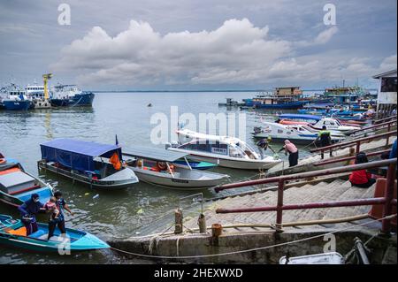 Sandakan, Malesia - 6 gennaio 2022: Il porto della seconda città più grande di Sabah, Borneo. Famiglie che vengono con la barca dalle loro isole per la repl Foto Stock