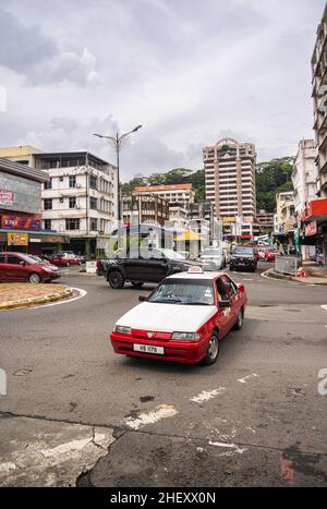 Sandakan, Malesia - 05 gennaio 2022: Vecchio taxi nella città di Sandakan. Cabina di guida nel traffico cittadino. Trasporto pubblico a Sabah, Borneo. Taxi d'epoca Foto Stock