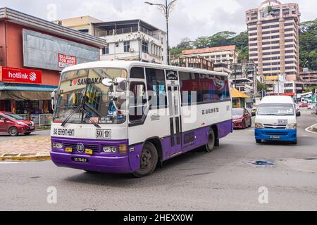 Sandakan, Malesia - 05 gennaio 2022: Autobus vecchio nella città di Sandakan. Autobus in auto nel traffico cittadino. Trasporto pubblico a Sabah, Borneo. Vintage bus on Foto Stock