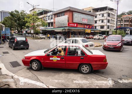 Sandakan, Malesia - 05 gennaio 2022: Vecchio taxi nella città di Sandakan. Cabina di guida nel traffico cittadino. Trasporto pubblico a Sabah, Borneo. Taxi d'epoca Foto Stock