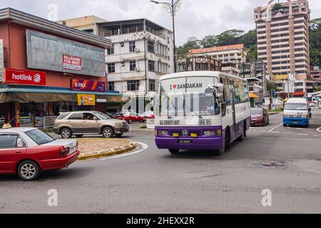 Sandakan, Malesia - 05 gennaio 2022: Autobus vecchio nella città di Sandakan. Autobus in auto nel traffico cittadino. Trasporto pubblico a Sabah, Borneo. Vintage bus on Foto Stock