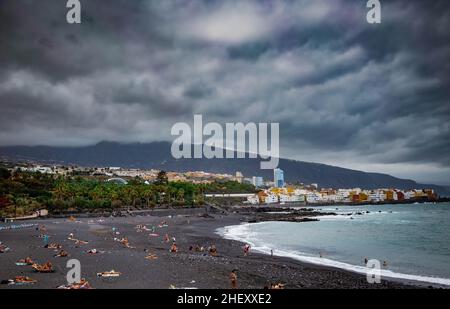 Vista della spiaggia di sabbia nera a Puerto de la Cruz Foto Stock