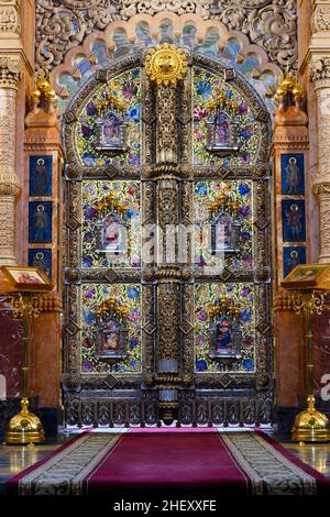 Porte che conducono all'altare, decorate con pietre preziose e bassorilievi d'oro, nella Chiesa del Salvatore sul sangue versato a San Pietroburgo, Russi Foto Stock