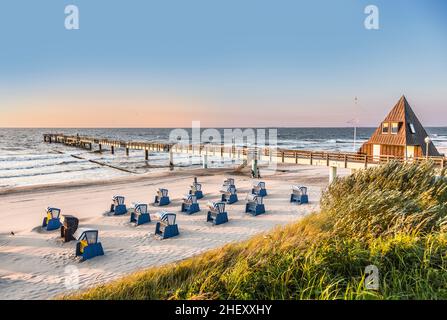 Sedie a sdraio nella luce del mattino presso il mar Baltico Foto Stock