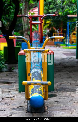 vuoto colorato metallo bambini vedere visto sul parco giochi della città pubblica Foto Stock