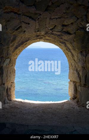 Vista dalla finestra del castello di Methoni sul mare, Peloponneso, Grecia Foto Stock