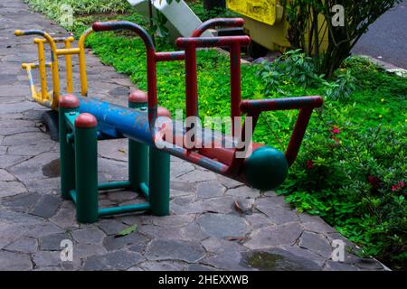 vuoto colorato metallo bambino vedere visto sul parco giochi del parco pubblico della città Foto Stock