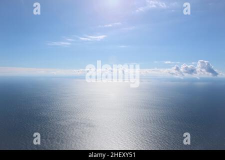 Paesaggio aereo della superficie del mare e cielo blu con le nuvole. Bella e chiara vista naturale sulla calma vedere. Foto Stock