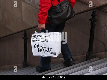 Parigi, Francia. 12th Jan 2022. Un uomo che detiene una borsa per lo shopping entra nella stazione della metropolitana di Parigi, Francia, 12 gennaio 2022. Le vendite invernali in Francia sono salite mercoledì e dureranno fino al 8 febbraio. Credit: Gao Jing/Xinhua/Alamy Live News Foto Stock