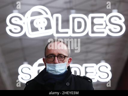 Parigi, Francia. 12th Jan 2022. Un uomo cammina oltre i cartelli di vendita invernali fuori dalle Galeries Lafayette a Parigi, Francia, 12 gennaio 2022. Le vendite invernali in Francia sono salite mercoledì e dureranno fino al 8 febbraio. Credit: Gao Jing/Xinhua/Alamy Live News Foto Stock