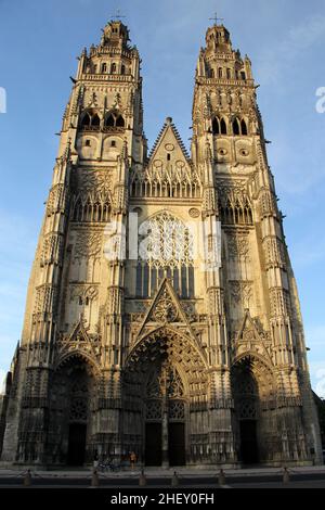 Cattedrale di San Gatien, gotico fiammeggiante del 15th secolo, fronte ovest, con pinnacoli rinascimentali, completato nel 1547, Tours, Francia Foto Stock