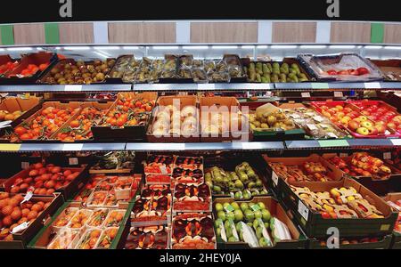 Frutta fresca sul ripiano nel supermercato Foto Stock