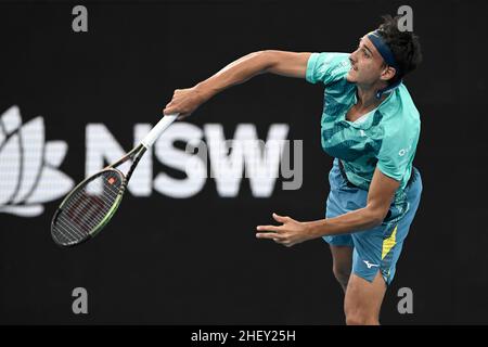 13th gennaio 2022: Ken Rosewall Arena, Sydney Olympic Park, Sydney, Australia; Sydney Tennis Classic, Giorno 5: Lorenzo Sonego d'Italia serve ad Aslan Caratsev di Russia Foto Stock