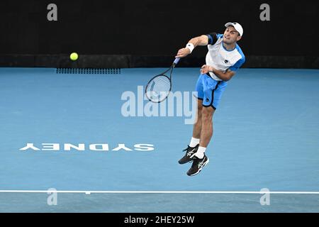 13th gennaio 2022: Ken Rosewall Arena, Sydney Olympic Park, Sydney, Australia; Sydney Tennis Classic, Giorno 5: Aslan Caratsev di Russia serve a Lorenzo Sonego d'Italia Foto Stock
