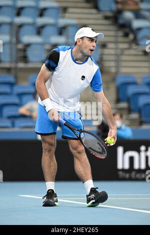 13th gennaio 2022: Ken Rosewall Arena, Sydney Olympic Park, Sydney, Australia; Sydney Tennis Classic, Giorno 5: Aslan Caratsev di Russia si prepara a servire a Lorenzo Sonego d'Italia Foto Stock