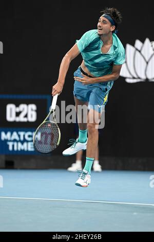 13th gennaio 2022: Ken Rosewall Arena, Sydney Olympic Park, Sydney, Australia; Sydney Tennis Classic, Giorno 5: Lorenzo Sonego d'Italia serve ad Aslan Caratsev di Russia Foto Stock