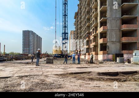 13 maggio 2021, Kemerovo, Russia. Incontro di lavoro presso il cantiere per risolvere problemi urgenti, attenzione selettiva Foto Stock