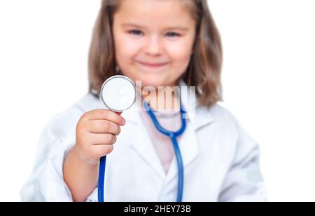 Bambino in uniforme medico ascolta attraverso stetoscopio isolato su sfondo bianco Foto Stock