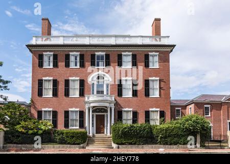 Facciata di vecchia casa in mattoni in stile vittoriano a Salem, tipico stile del New England Foto Stock