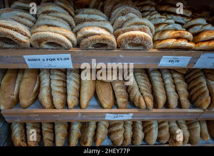 Londra. UK- 11.14.2021. Vari tipi di pane in un supermercato continentale. Foto Stock