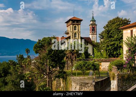 Vista della chiesa Chiesa Parrocchiale di San Giorgio, del Lago maggiore e delle montagne circostanti. Foto Stock