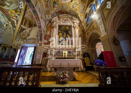 All'interno dell'Eremo di Santa Caterina del Sasso, un monastero cattolico romano, situato su una cresta rocciosa sul Lago maggiore. Foto Stock