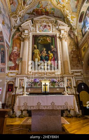 All'interno dell'Eremo di Santa Caterina del Sasso, un monastero cattolico romano, situato su una cresta rocciosa sul Lago maggiore. Foto Stock