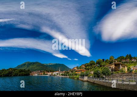 Vista panoramica di Morgozzo sul lago di Mergozzo, vicino al lago maggiore. Foto Stock