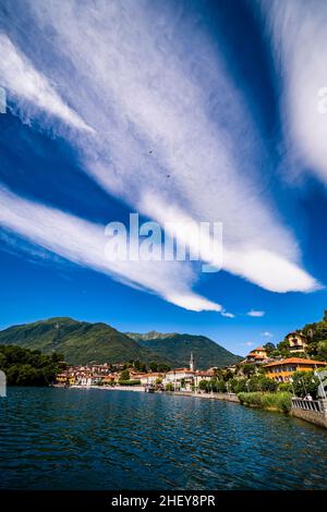 Vista di Morgozzo sul lago di Mergozzo, vicino al lago maggiore. Foto Stock