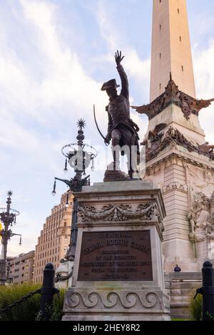 Indianapolis, Indiana, USA - 19 ottobre 2021: La Statua del generale George Rogers Clark al Monumento dei soldati e dei marinai dell'Indiana Foto Stock