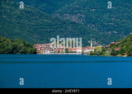 Vista di Morgozzo sul lago di Mergozzo, vicino al lago maggiore. Foto Stock