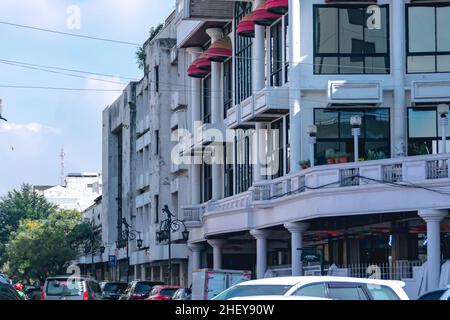 Crocevia della città sullo splendido paesaggio della città con vecchio e vintage edificio e parcheggio auto intorno nella scena del mattino Foto Stock