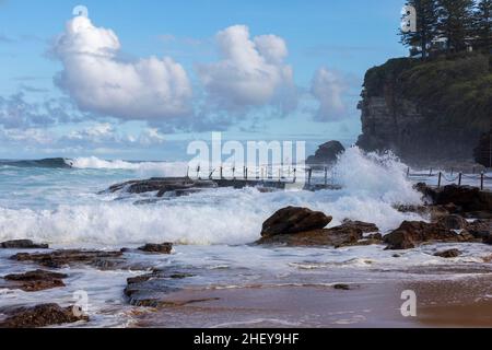 Estate ad Avalon Beach a Sydney, surf enorme e grandi onde si schiantano nella spiaggia e la piscina Beach Rock, Australia Foto Stock