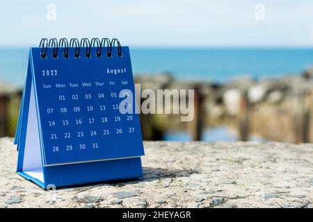 Calendario blu agosto 2022 su sfondo sfocato dell'oceano blu. Concetto di Capodanno 2022 Foto Stock