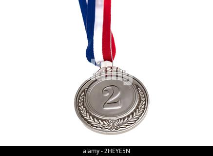 Medaglia d'argento, secondo posto. Premio Champion Trophy e nastro rosso blu, elemento di design. Premio in sport isolato ritaglio su sfondo bianco Foto Stock