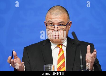 Foto del file datata 29/11/21 del Vice Chief Medical Officer for England Professor Jonathan Van-Tam durante un briefing mediatico a Downing Street, Londra, che lascerà il suo ruolo. Data di emissione: Giovedì 13 gennaio 2022. Foto Stock