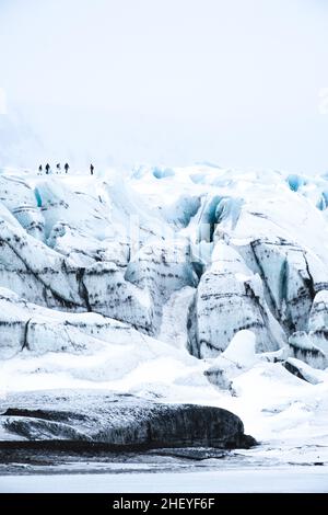 Avventurieri in un'escursione sul ghiacciaio in Islanda Foto Stock