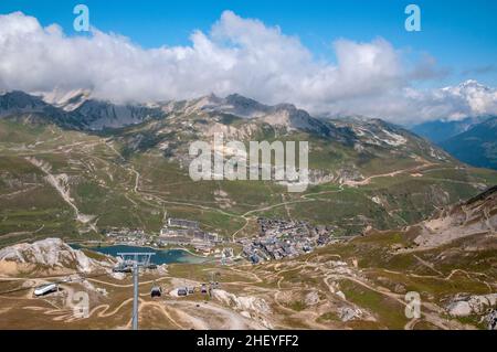 Le funivie di Toviere e Tignes 2100 resort con il Monte Bianco all'estrema destra, Haute-Tarentaise, massiccio della Vanoise, Savoia (73), Auvergne-Rhone-Alpes, F Foto Stock