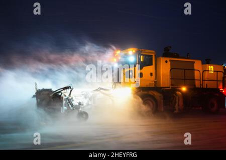 Dakota del Nord, Stati Uniti. 15th Dic 2021. Gli airman dello Squadrone dell'ingegnere civile 5th della Minot Air Force base, ND, hanno arato la neve durante una bufera il 15 dicembre 2021. Il team ha fatto un giro per le strade della base militare Minot Air Force base insieme alla linea del flightline per mantenere le strade chiare e la missione attiva. (Foto di Saomy Sabournin) Credit: U.S. Air Force/ZUMA Press Wire Service/ZUMAPRESS.com/Alamy Live News Foto Stock