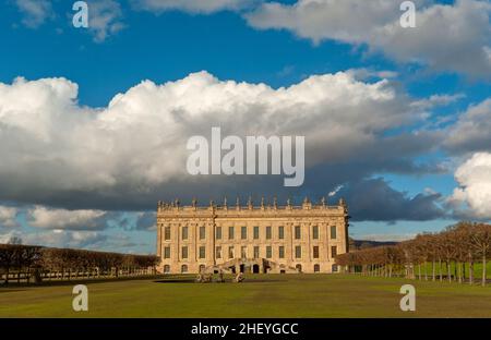 L'esterno della Chatsworth House, una casa signorile del 16th secolo nel Peak District, Derbyshire, Regno Unito Foto Stock